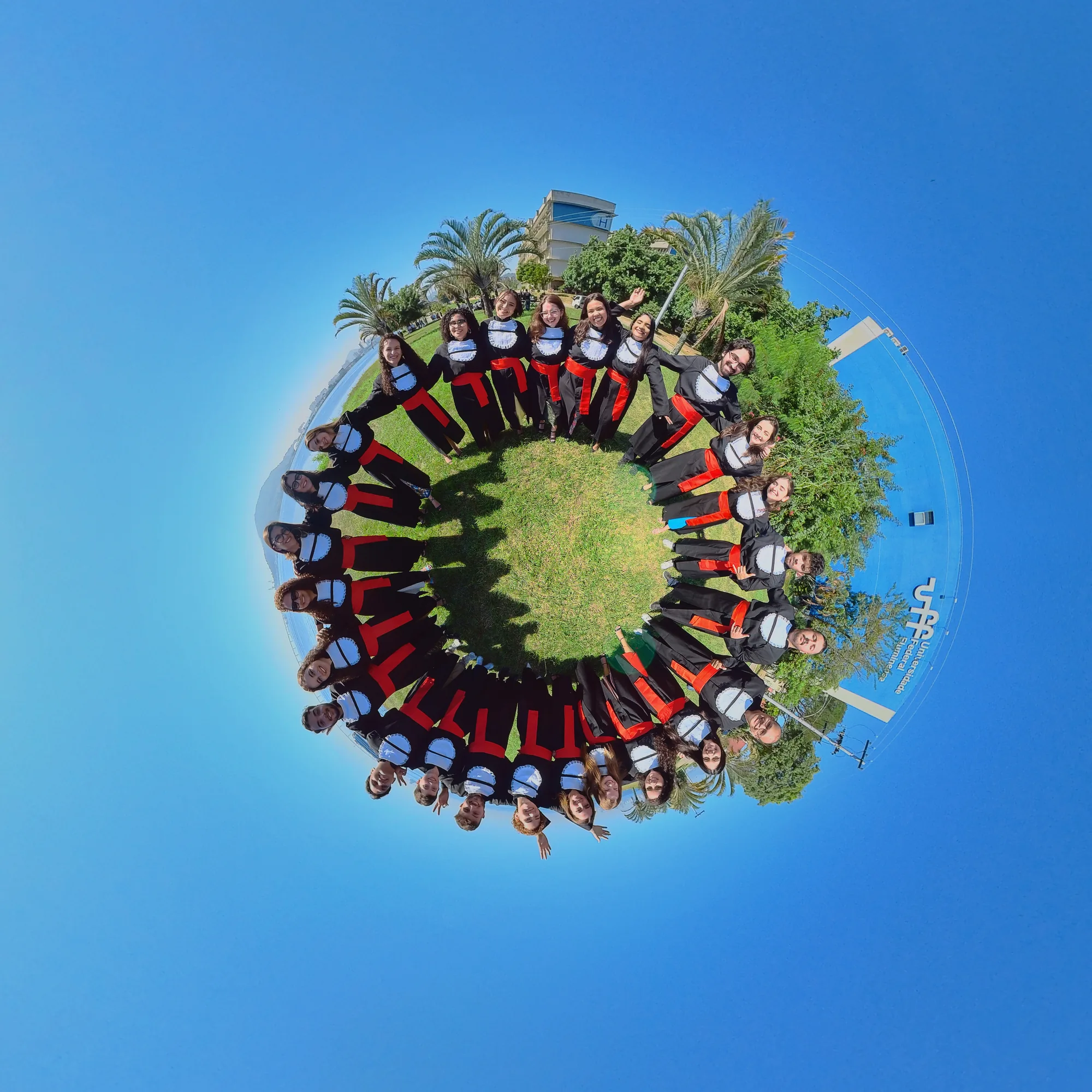 Foto 360 em formato de planeta com a turma de formandos reunida em círculo no Aterro do Flamengo