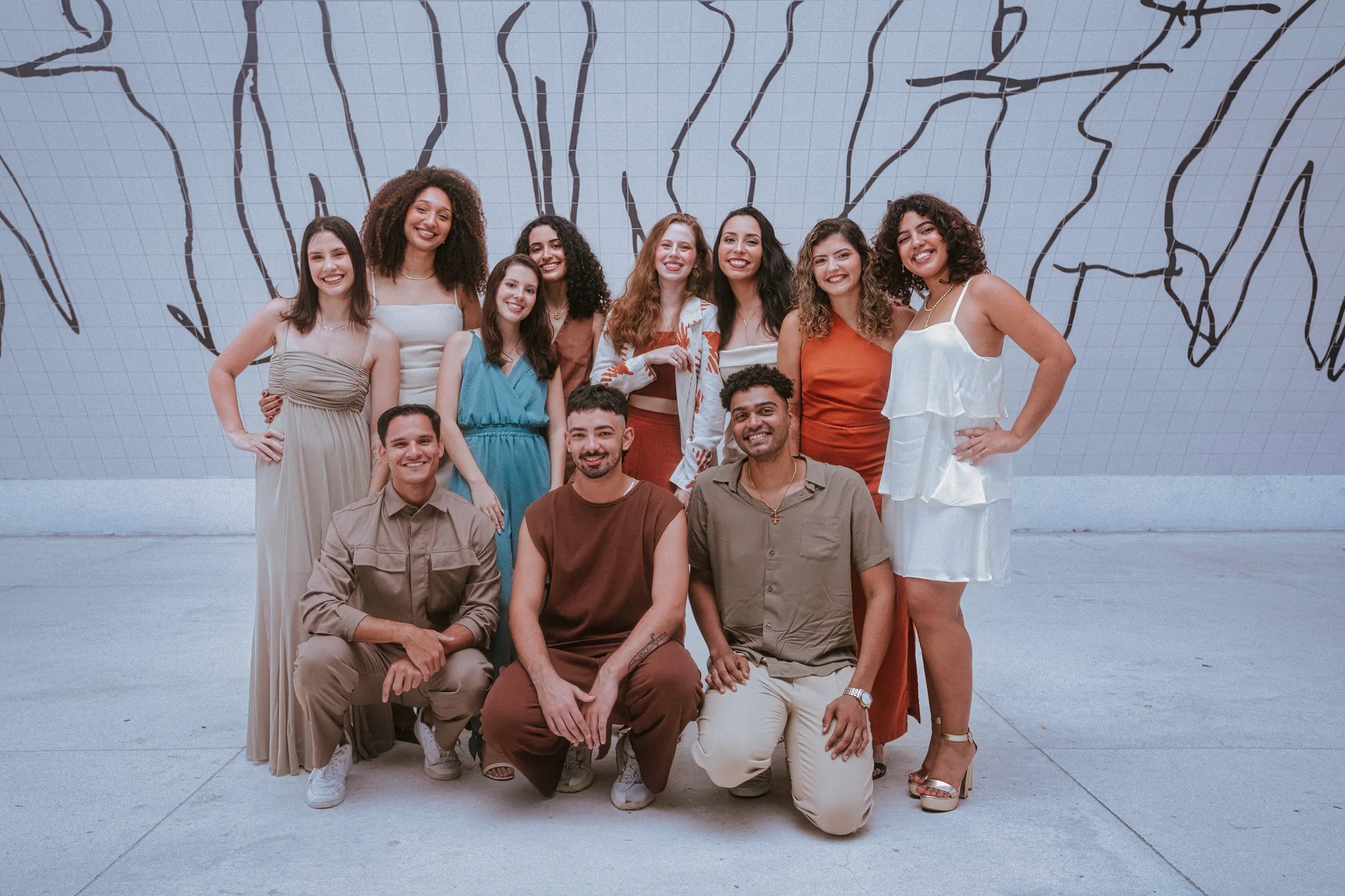 Grupo de amigos de roupas claras em ensaio no Caminho Niemeyer