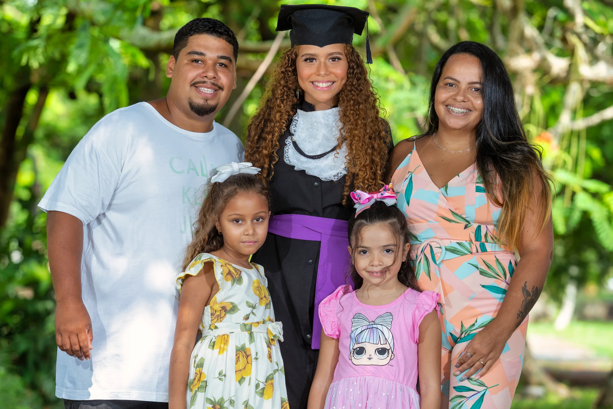 Formanda de beca com a família e as filhas pequenas nos jardins do MAM
