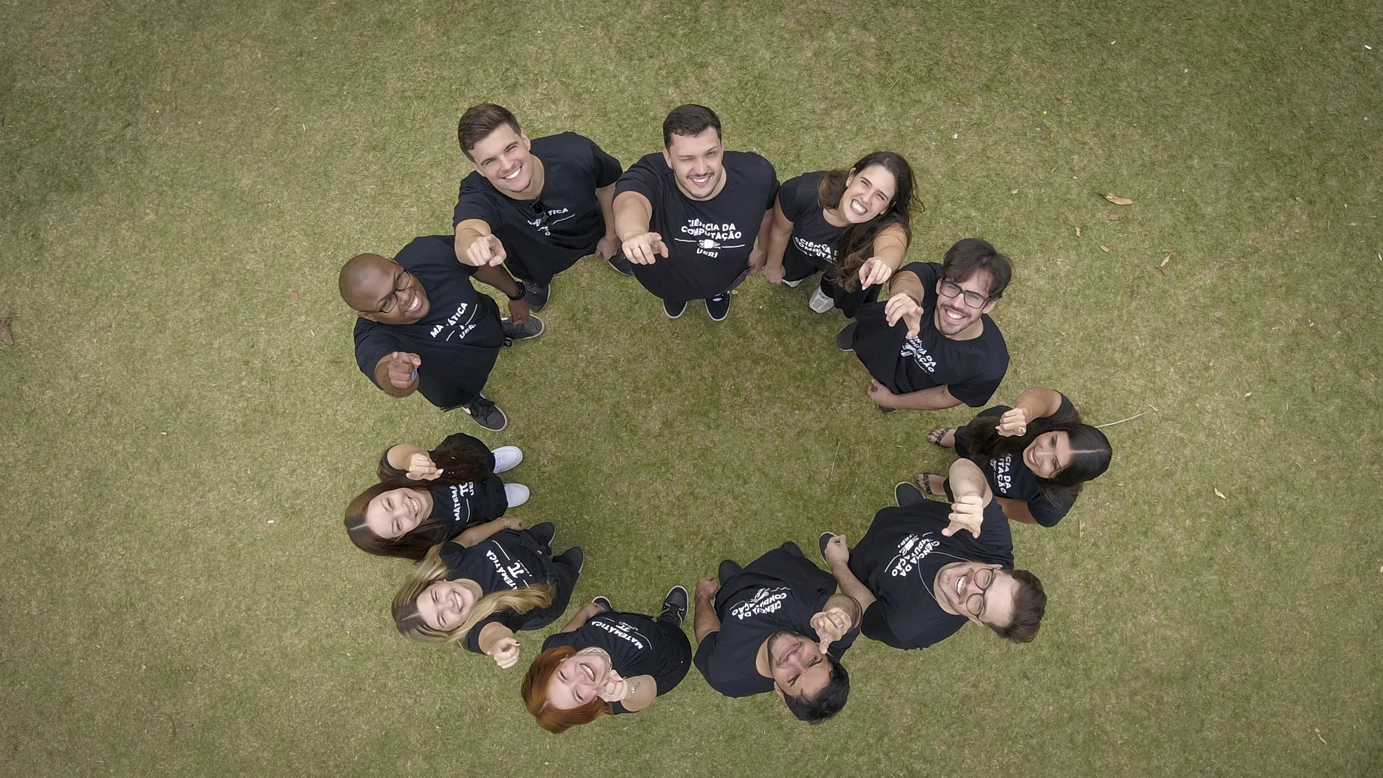 Turma de formandos forma um círculo em foto aérea de drone, em Paracambi