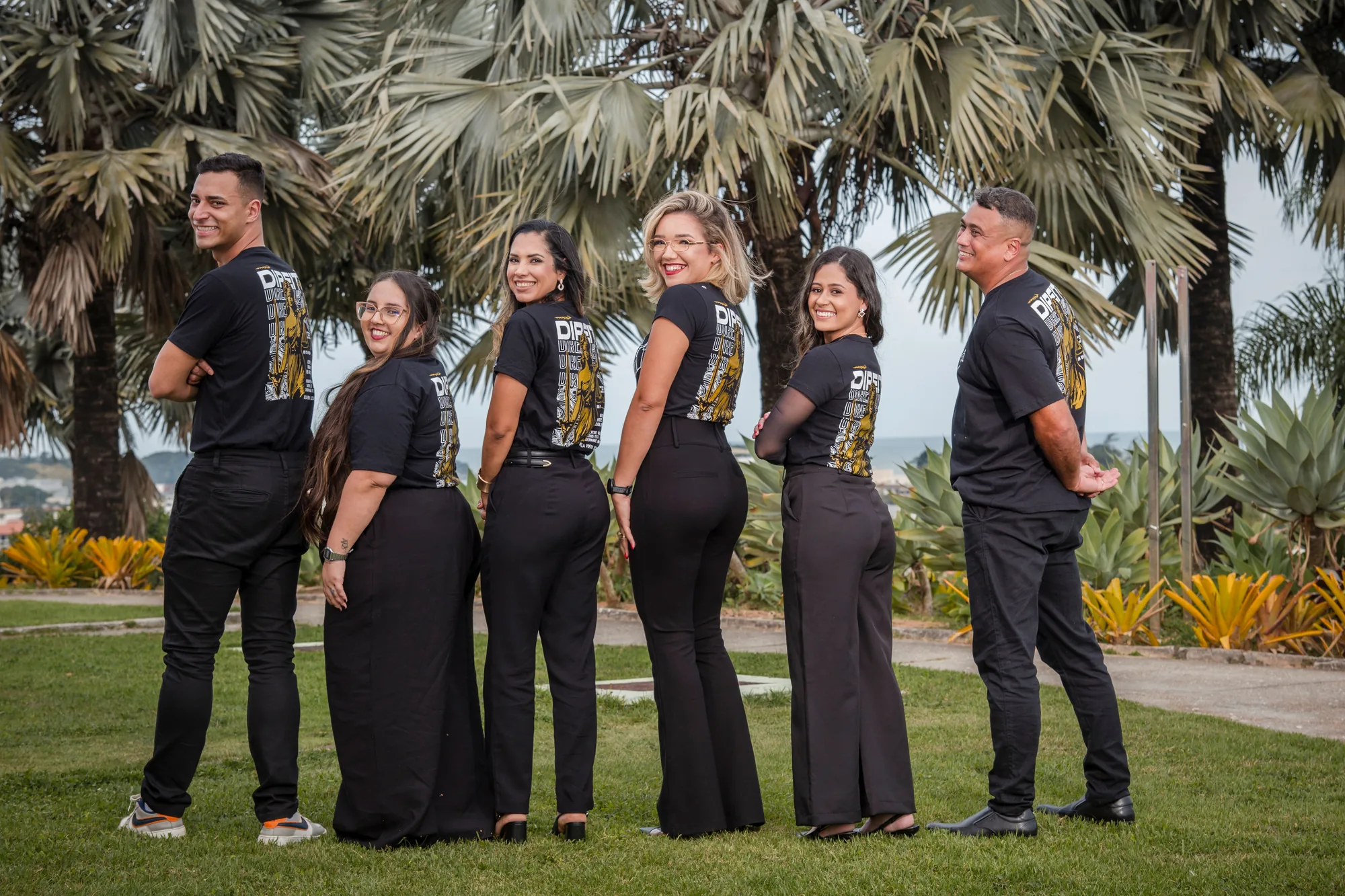 Grupo de estudantes de costas mostra a camiseta do curso de Direito, em Rio das Ostras