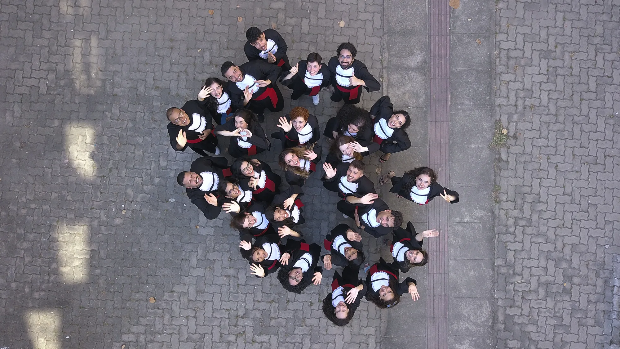 Turma de formandos fotografada de cima por drone no campus do Gragoatá
