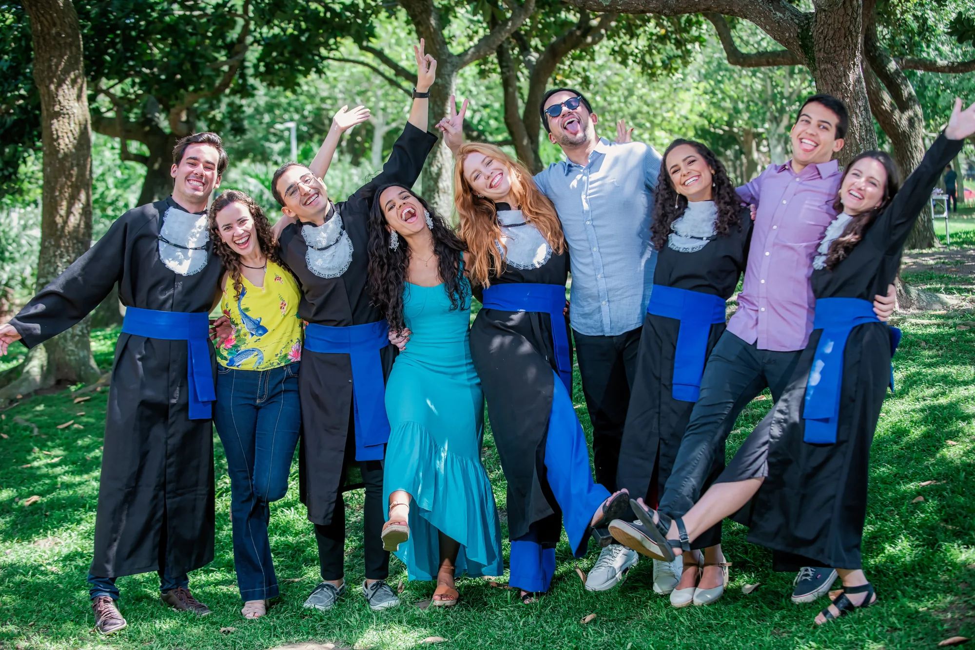 Formandos de beca comemoram com amigos no gramado da UFRJ