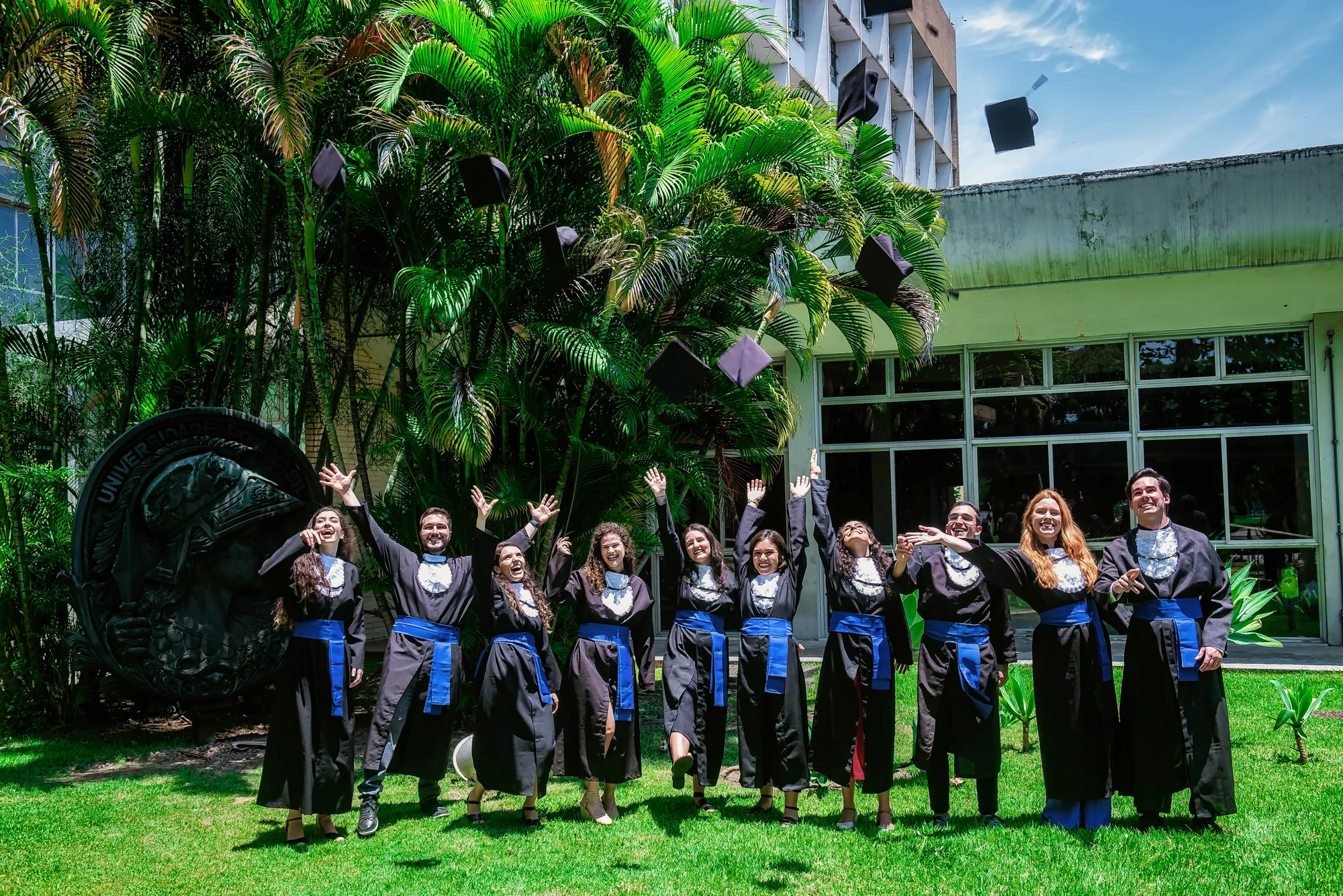 Turma de formandos joga os capelos para o alto no campus da UFRJ