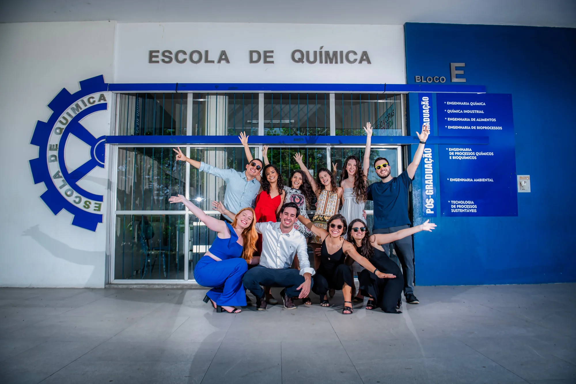Turma comemora diante da Escola de Química da UFRJ