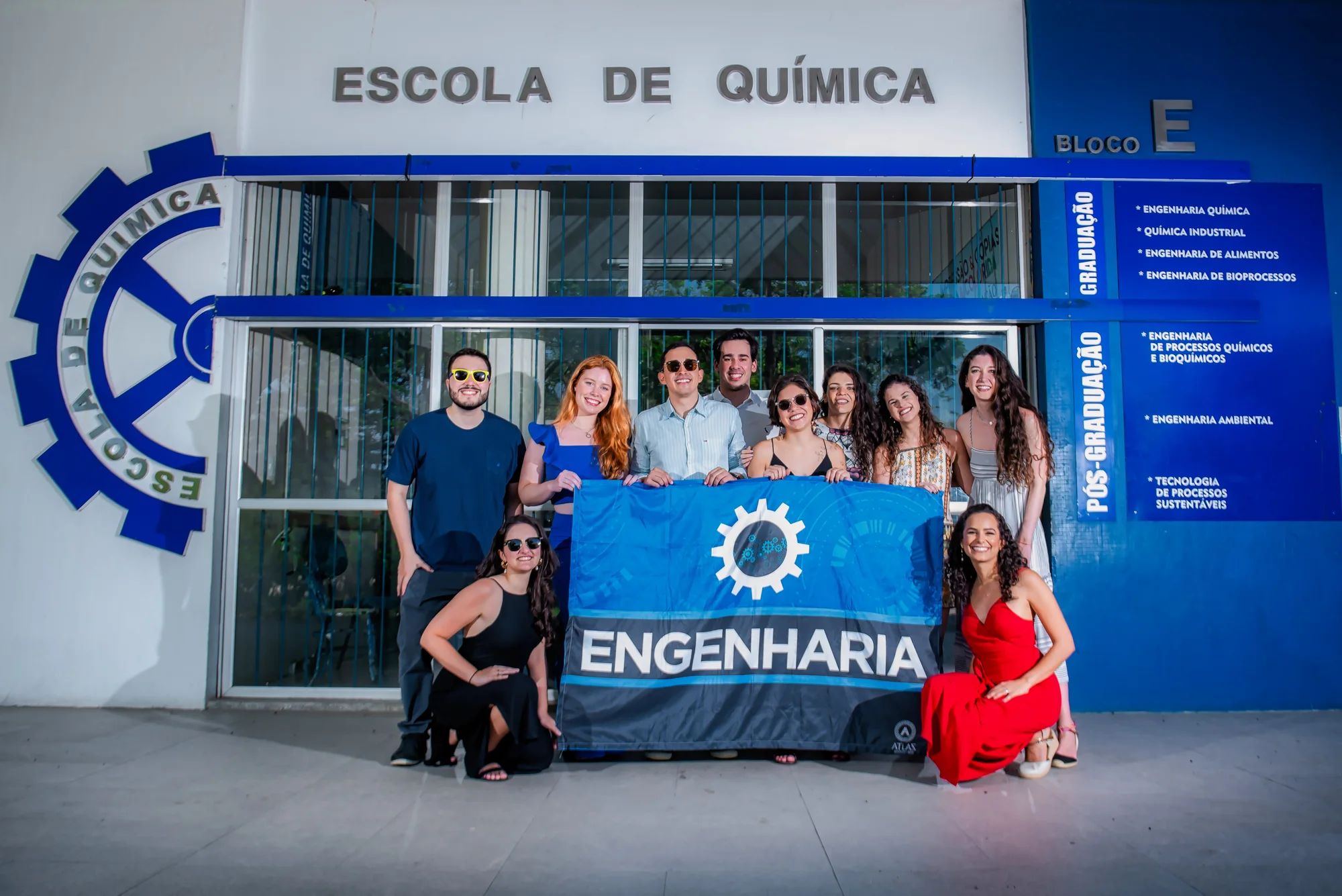 Turma de Engenharia com a bandeira do curso diante da Escola de Química da UFRJ