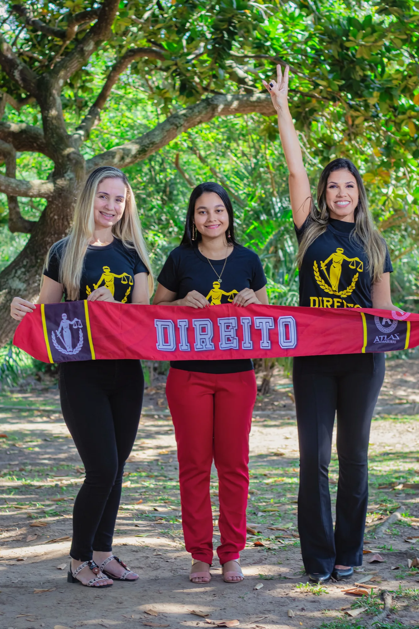Formanda de Direito de beca e faixa na UFRRJ