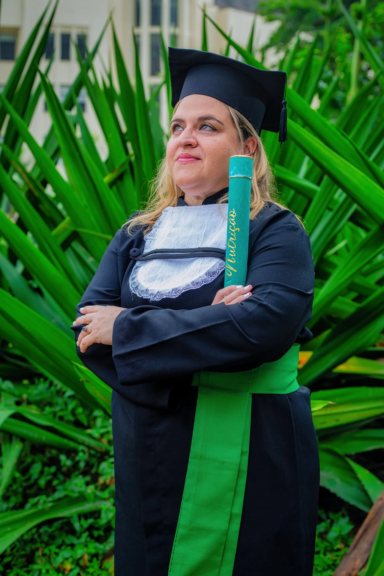 Formanda de beca e capelo em ensaio de formatura na Urca