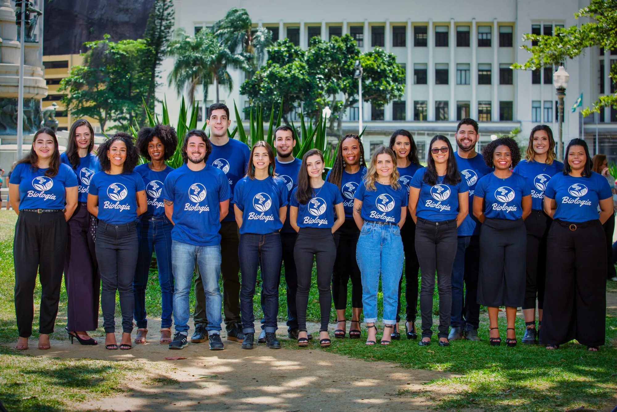 Grupo de formandos reunidos no campus